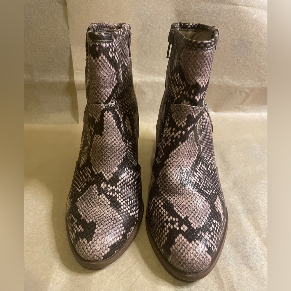 CARLOS BY CARLOS SANTANA WOMENS NEUTRAL SNAKE SKIN ANKLE BOOTS SIZE 7.5